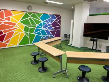 姫路の子ども英会話コース|ワンダーランド 8 明るい壁と机が並ぶ姫路駅南教室