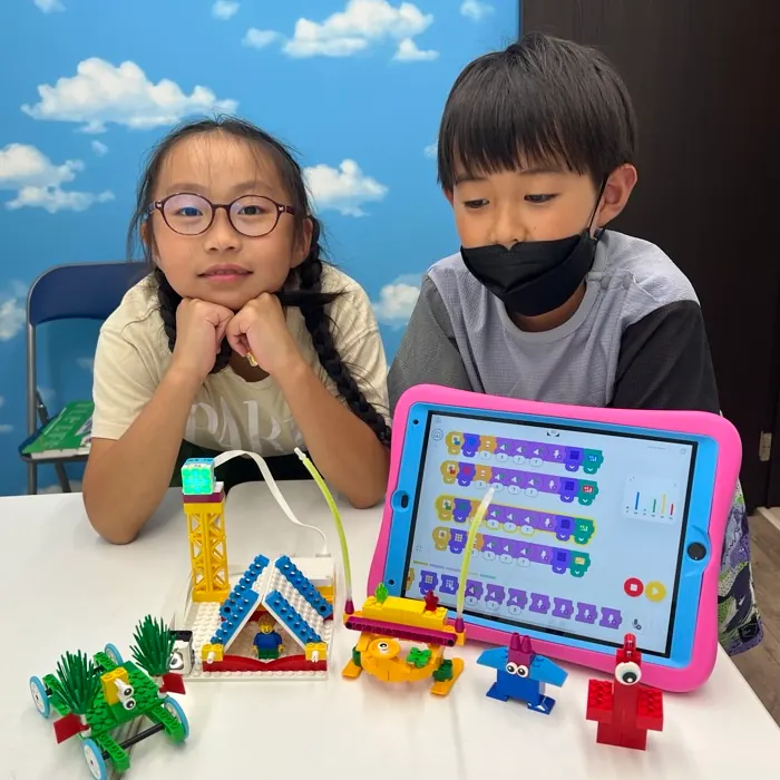 Home 10 タブレットとブロックを使って学ぶ子どもたち