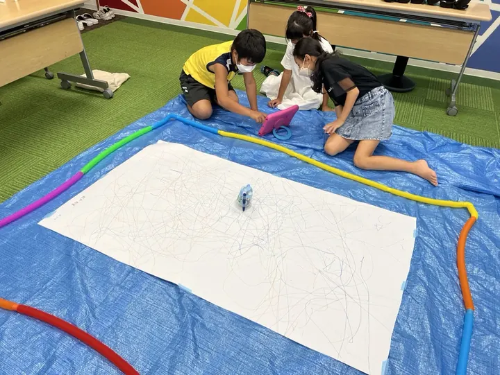 Home 12 STEAMレッスンに取り組む子どもたち